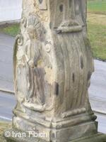 Kamenný kříž pod farou v Bělotíně do roku 2014